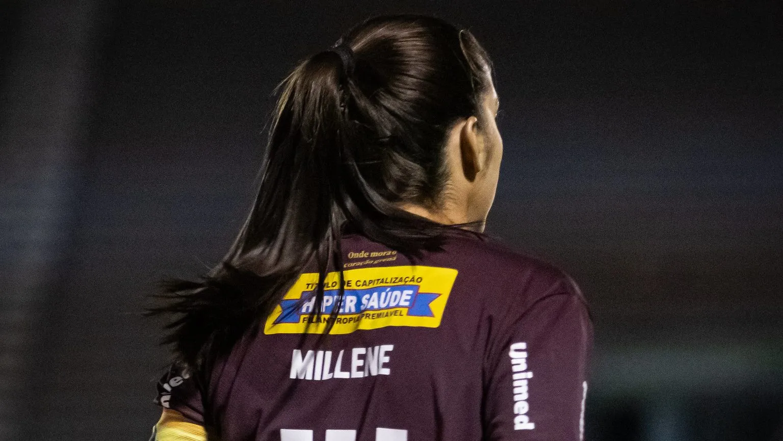 Milenne com a camisa da Ferroviária