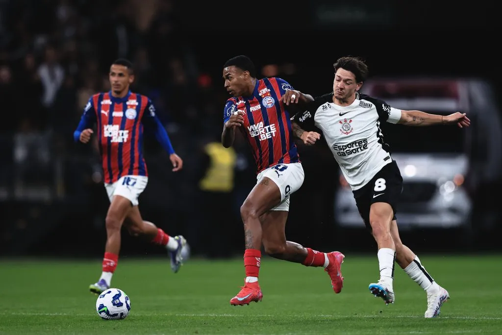 Rodrigo Garro jogador do Corinthians disputa lance com  jogador do Bahia – Foto: Ettore Chiereguini/AGIF