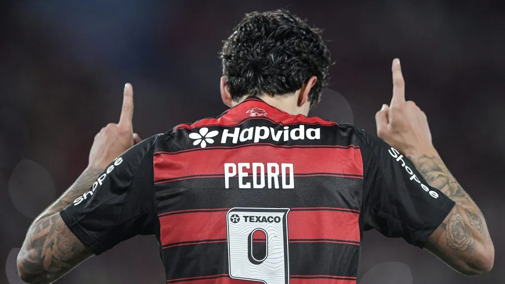 Pedro jogador do Flamengo comemora seu gol durante partida contra o Vitoria no estadio Maracana pelo campeonato Brasileiro A 2025. Foto: Thiago Ribeiro/AGIF
