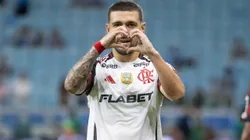 RS - PORTO ALEGRE - 13/04/2025 - BRASILEIRO A 2025, GREMIO X FLAMENGO - Giogian De Arrascaeta jogador do Flamengo comemora seu gol durante partida contra o Gremio no estadio Arena do Gremio pelo campeonato Brasileiro A 2025. Foto: Liamara Polli/AGIF