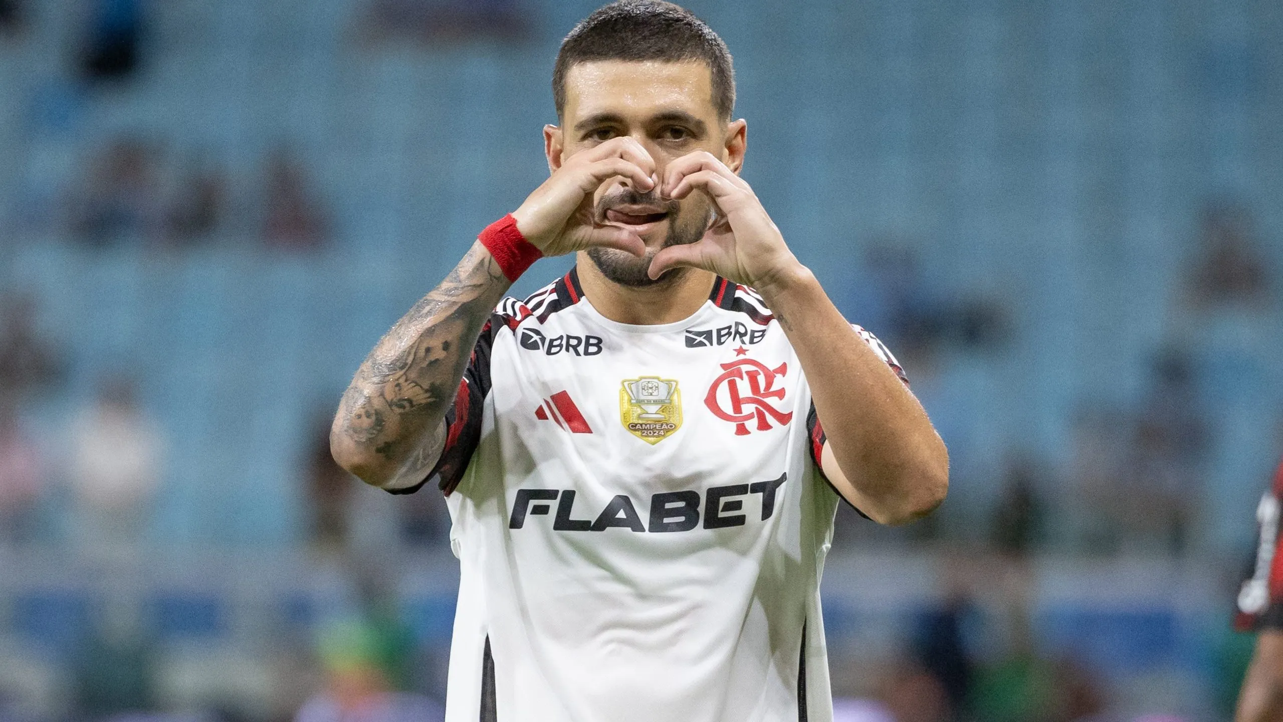 De Arrascaeta jogador do Flamengo comemora seu gol durante partida. Foto: Liamara Polli/AGIF