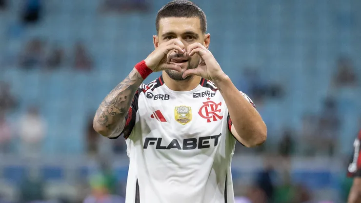 RS - PORTO ALEGRE - 13/04/2025 - BRASILEIRO A 2025, GREMIO X FLAMENGO - Giogian De Arrascaeta jogador do Flamengo comemora seu gol durante partida contra o Gremio no estadio Arena do Gremio pelo campeonato Brasileiro A 2025. Foto: Liamara Polli/AGIF