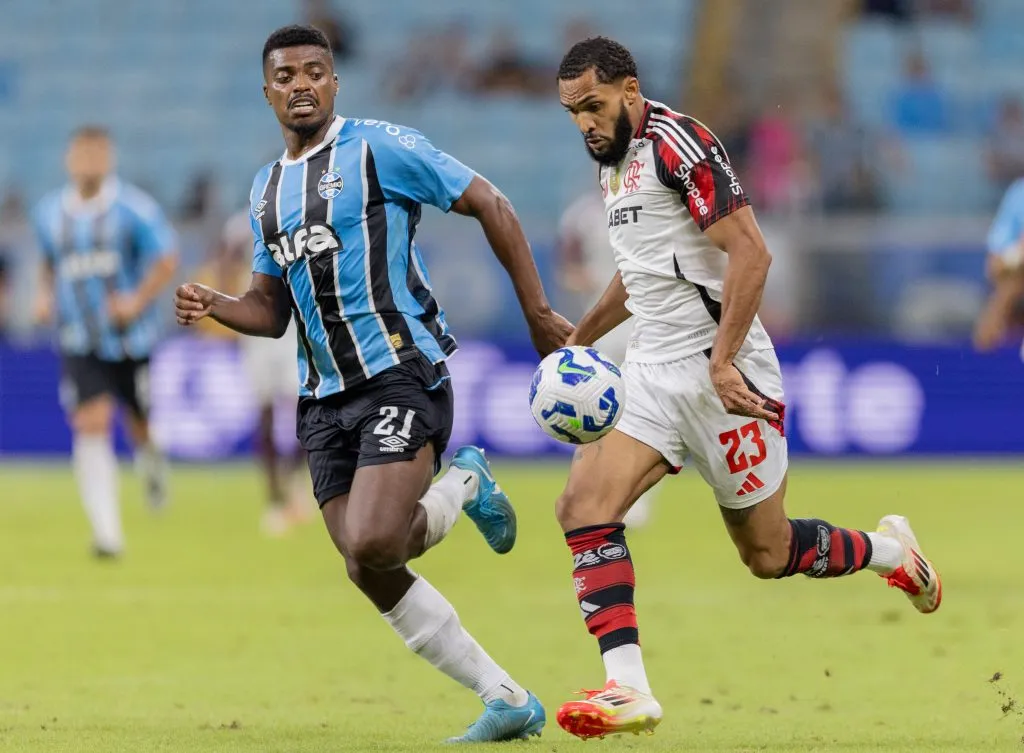 Jemerson jogador do Gremio disputa lance com Juninho jogador do Flamengo durante partida no estadio Arena do Gremio pelo campeonato Brasileiro A 2025. Foto: Liamara Polli/AGIF
