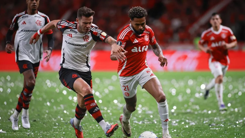 RS – PORTO ALEGRE – 20/08/2025 – COPA LIBERTADORES 2025, INTERNACIONAL X FLAMENGO – Wesley jogador do Internacional disputa lance com Saul Niguez jogador do Flamengo durante partida no estadio Beira-Rio pelo campeonato Copa Libertadores 2025. Foto: Maxi Franzoi/AGIF