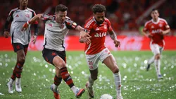 RS - PORTO ALEGRE - 20/08/2025 - COPA LIBERTADORES 2025, INTERNACIONAL X FLAMENGO - Wesley jogador do Internacional disputa lance com Saul Niguez jogador do Flamengo durante partida no estadio Beira-Rio pelo campeonato Copa Libertadores 2025. Foto: Maxi Franzoi/AGIF