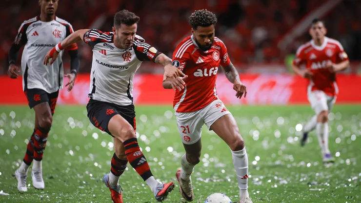 RS - PORTO ALEGRE - 20/08/2025 - COPA LIBERTADORES 2025, INTERNACIONAL X FLAMENGO - Wesley jogador do Internacional disputa lance com Saul Niguez jogador do Flamengo durante partida no estadio Beira-Rio pelo campeonato Copa Libertadores 2025. Foto: Maxi Franzoi/AGIF