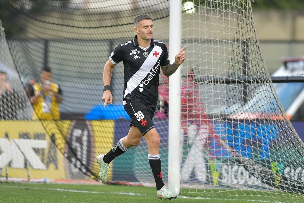 Vegetti, jogador do Vasco comemora seu gol durante partida contra o Atletico-MG no estadio Sao Januario pelo campeonato Brasileiro A 2025. Foto: Thiago Ribeiro/AGIF