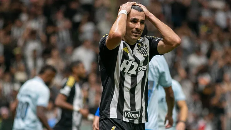 Junior Alonso, jogador do Atlético-MG, durante partida contra o Gremio no estadio Arena MRV pelo campeonato Brasileiro A 2025. Foto: Fernando Moreno/AGIF