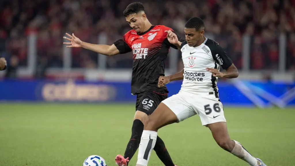 Arthur Dias, jogador do Athletico-PR, disputa lance com Gui Negao, jogador do Corinthians, durante partida no estadio Arena da Baixada pelo campeonato Copa Do Brasil 2025. Foto: Hedeson Alves/AGIF