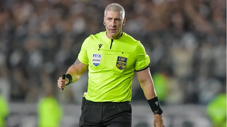 Torcida do Vasco detona o árbitro Anderson Daronco por ter ignorado um pênalti no começo do segundo tempo