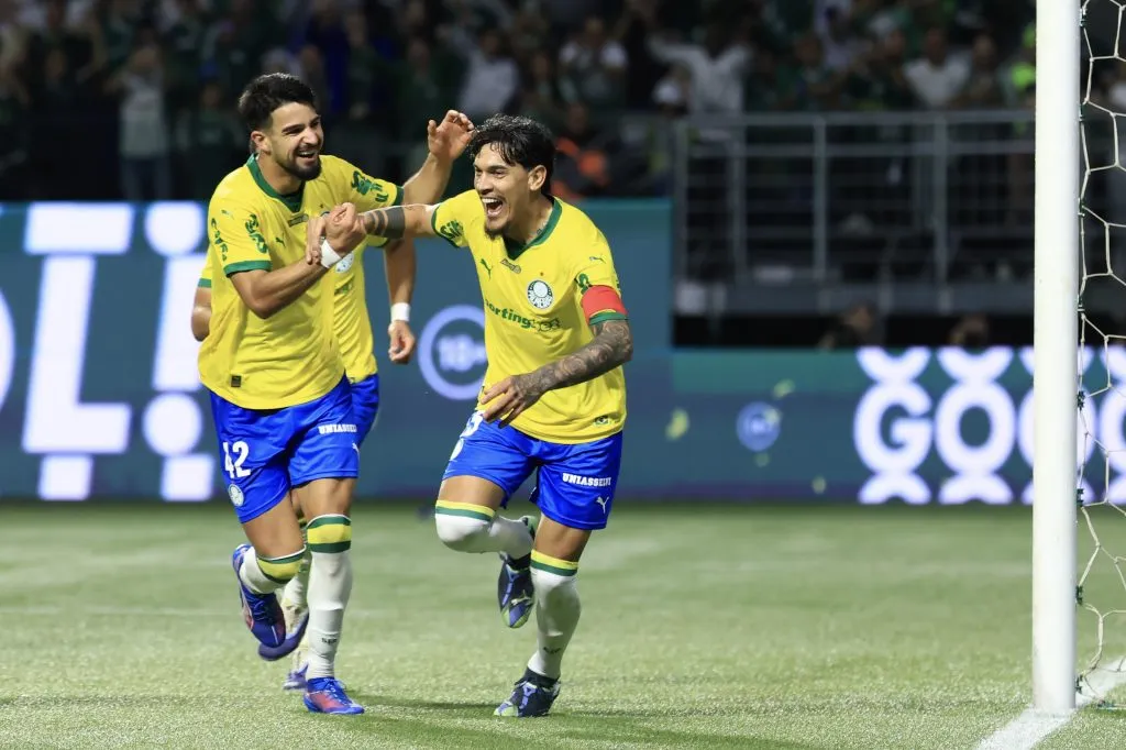 Gustavo Gomez,  defensor do Palmeiras comemora seu gol com Flaco Lopez seu companheiro de equipe durante partida contra o Sport no Allianz Parque pelo Brasileirão A 2025. Foto: Marcello Zambrana/AGIF