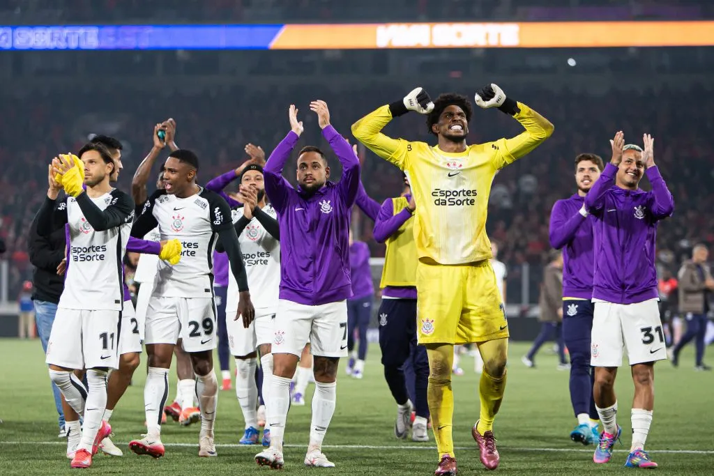 Time do Coringão comemorando a vitória em Curitiba. Foto: Giovani Baccin/AGIF