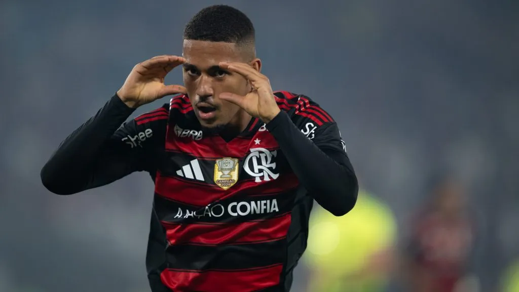 Samuel Lino vem surpreendendo a comissão técnica nos bastidores do Flamengo – Foto: Jorge Rodrigues/AGIF