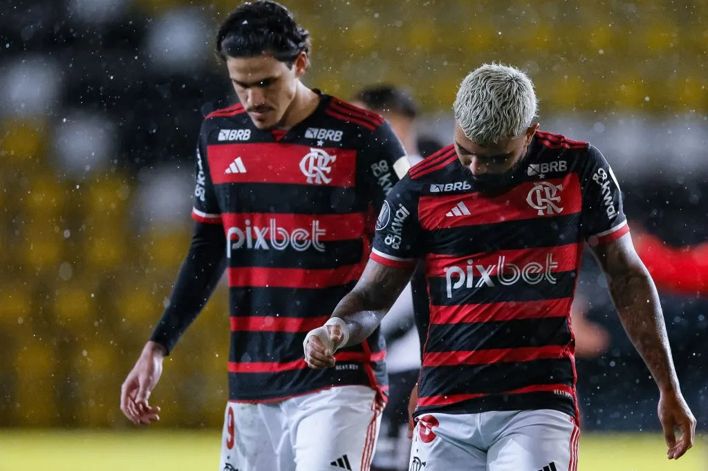 Pedro e Gabigol, atual e ex-jogador do Flamengo durante partida contra o Palestino no estadio Francisco Rumoroso pelo Campeonato Copa Libertadores 2024. Foto: PhotoSport/AGIF