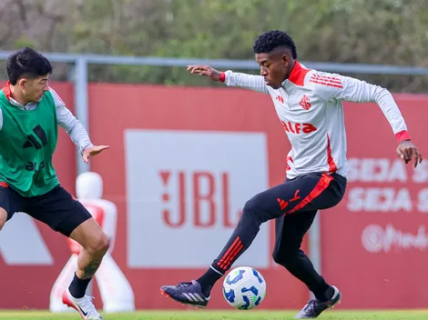 Inter tem 4 jogadores envolvidos em conversa com torcedores