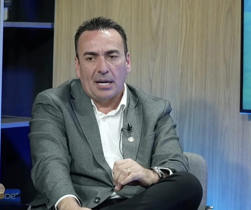 – Marcelo Marques
Imagem: Reprodução/YouTube/Alex Bagé