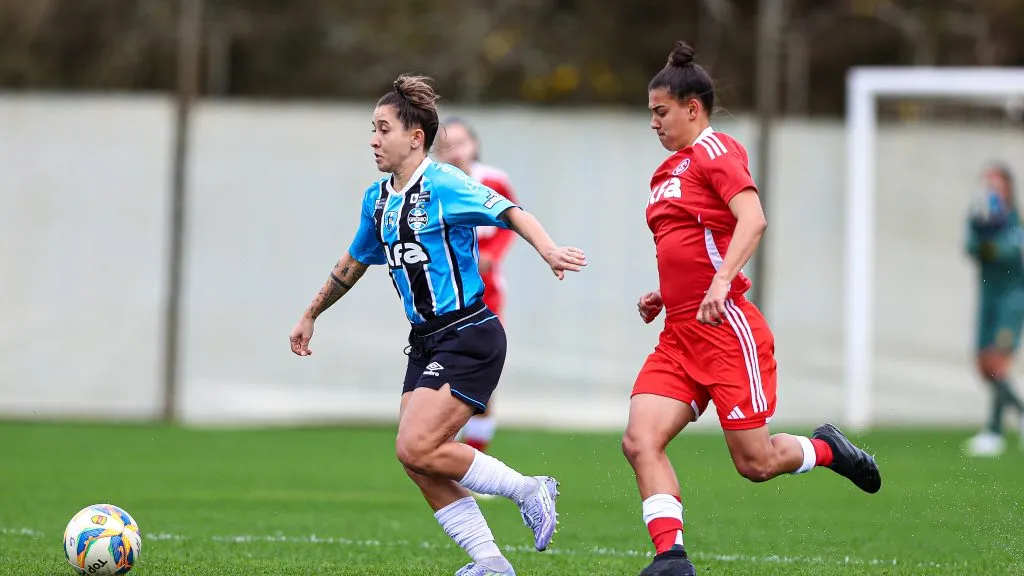 Jogadoras do Internacional e Grêmio no Campeonato Gaúcho Feminino