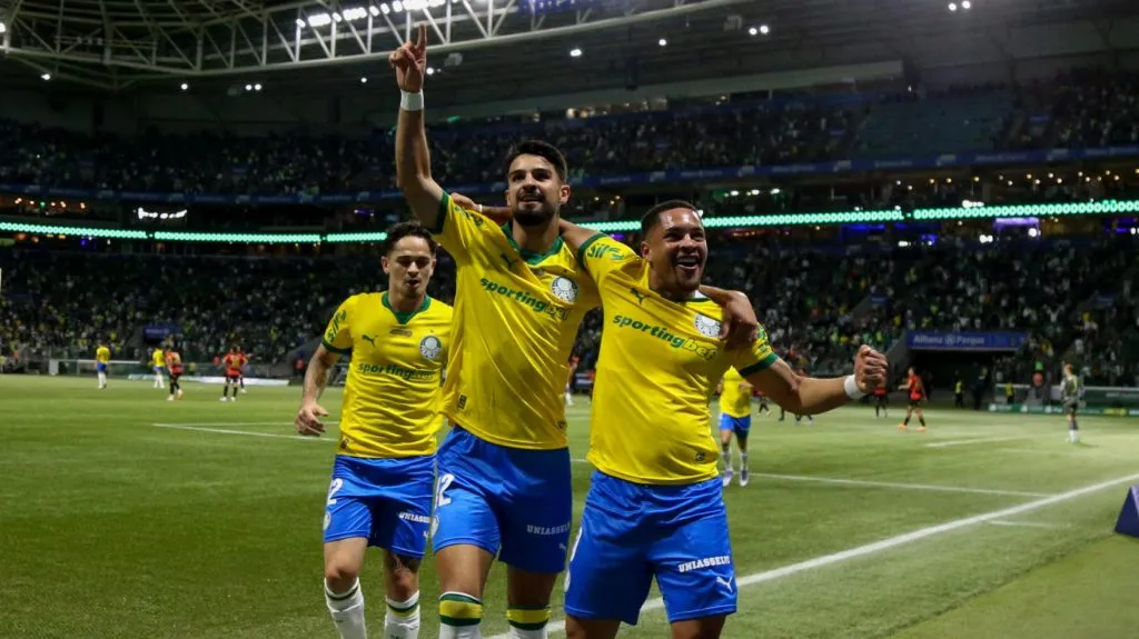Flaco Lopez jogador do Palmeiras comemora seu gol ao lado de Vitor Roque durante a partida contra o Sport pelo Brasileirão 2025. Foto: Marlon Costa/AGIF