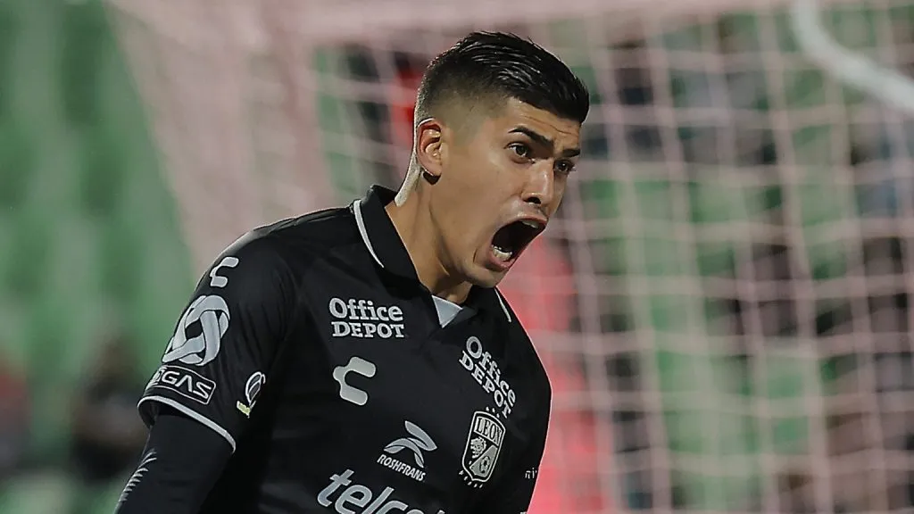 Adonis Frias chegando ao Peixão (Photo by Manuel Guadarrama/Getty Images)