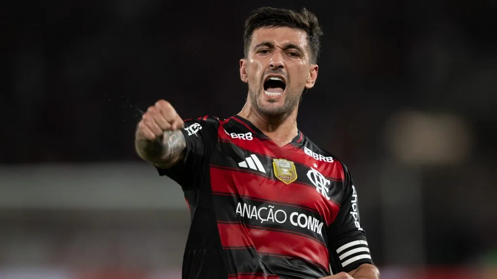 Arrascaeta jogador do Flamengo comemora seu gol durante partida contra o Vitoria no estadio Maracana pelo campeonato Brasileiro A 2025. Foto: Jorge Rodrigues/AGIF