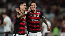 Luiz Araujo jogador do Flamengo comemora seu gol com Pedro jogador da sua equipe durante partida contra o Vitoria no estadio Maracana pelo campeonato Brasileiro A 2025. Foto: Jorge Rodrigues/AGIF