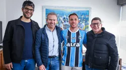 Diretor de futebol Guto Peixoto, executivo de futebol Luis Vagner Vivian, volante Arthur e vice de futebol Alexandre Rossato no ato de assinatura de contrato. FOTO: LUCAS UEBEL/GREMIO FBPA