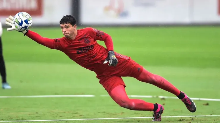 Após impasse por renovação, goleiro do Flamengo parte para a Europa e clube arma estratégia