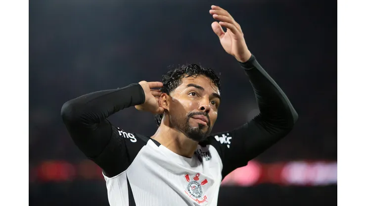 PR - CURITIBA - 27/08/2025 - COPA DO BRASIL 2025, ATHLETICO-PR X CORINTHIANS - Matheus Bidu jogador do Corinthians comemora seu gol durante partida contra o Athletico-PR no estadio Arena da Baixada pelo campeonato Copa Do Brasil 2025. Foto: Giovani Baccin/AGIF