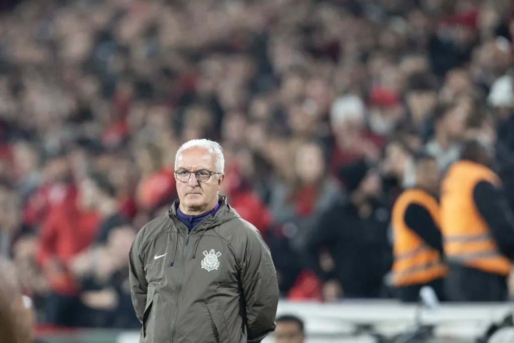 PR – CURITIBA – 27/08/2025 – COPA DO BRASIL 2025, ATHLETICO-PR X CORINTHIANS – Dorival Junior tecnico do Corinthians durante partida contra o Athletico-PR no estadio Arena da Baixada pelo campeonato Copa Do Brasil 2025. Foto: Hedeson Alves/AGIF