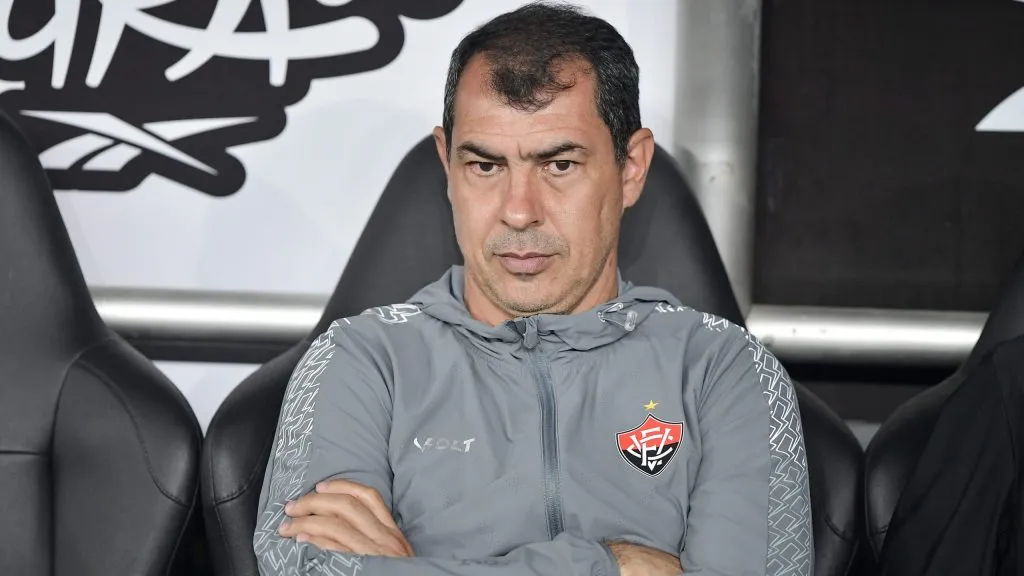 Fabio Carille tecnico do Vitoria durante partida contra o Botafogo no estadio Engenhao pelo campeonato Brasileiro A 2025. Foto: Thiago Ribeiro/AGIF