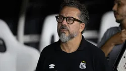 Cleber Xavier tecnico do Santos durante partida contra o Fortaleza no estadio Arena Castelao pelo campeonato Brasileiro A 2025. Foto: Baggio Rodrigues/AGIF