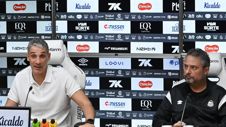 Vojvoda e Alexandre Mattos durante apresentação no Santos. Foto: Jota Erre/AGIF