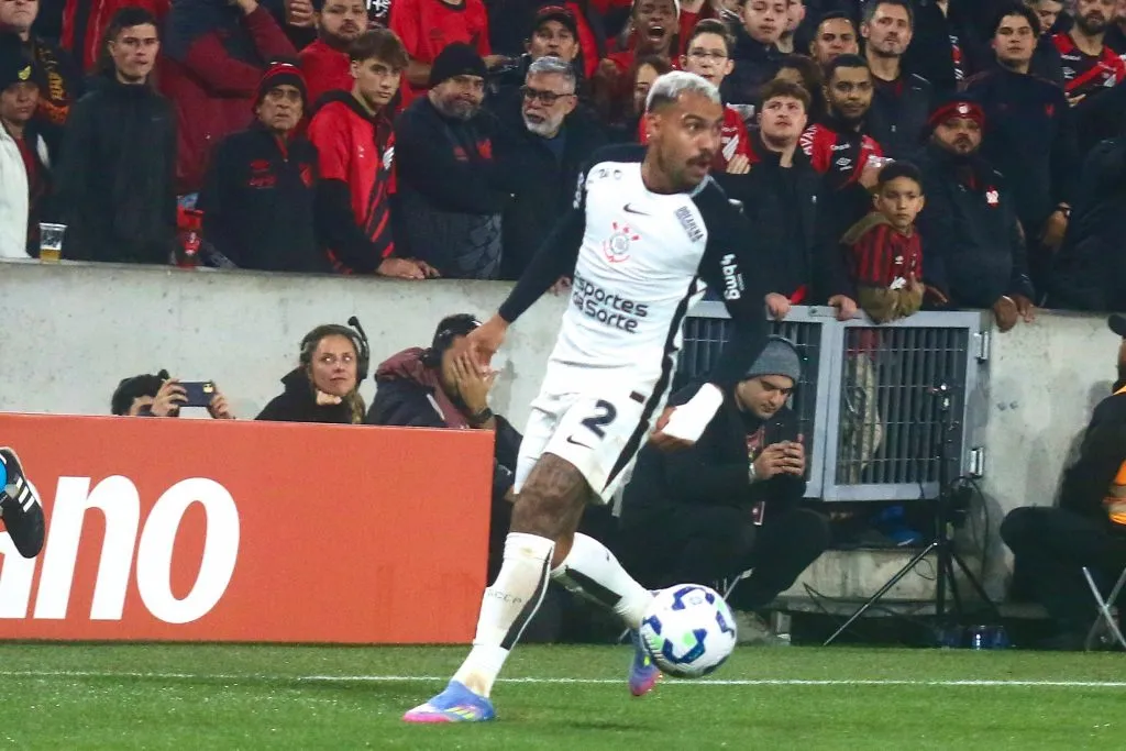 Matheuzinho durante a partida contra o Athletico-PR. Foto: Gabriel Machado/AGIF