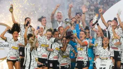 Jogadoras do Corinthians levanta a taca de campeao durante cerimonia de premiacao ao final da partida contra o Santa Fe no estadio Parque Central pela decisao do campeonato Copa Libertadores Feminina 2021. Foto: FocoUy/AGIF
