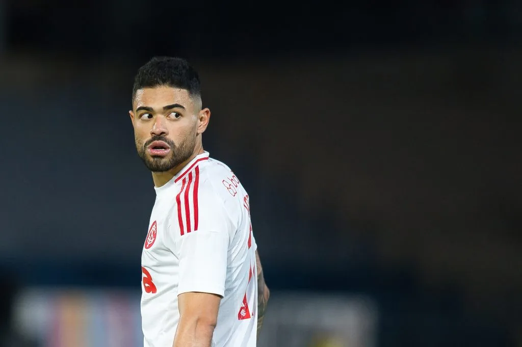 Bruno Tabata teria cometido um pênalti que não foi assinalado - Foto: Anderson Romao/AGIF.