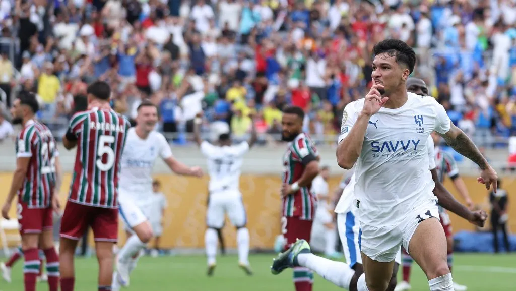 Foto: Megan Briggs/Getty Images – Atacante brasileiro comemorando gol pelo Al-Hilal durante jogo contra o Fluminense no Mundial.