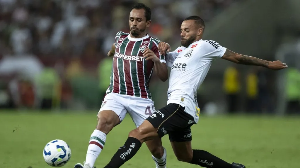 Lima jogador do Fluminense disputa lance com Guilherme jogador do Santos durante partida no estadio Maracana pelo campeonato Brasileiro A 2025. Foto: Jorge Rodrigues/AGIF