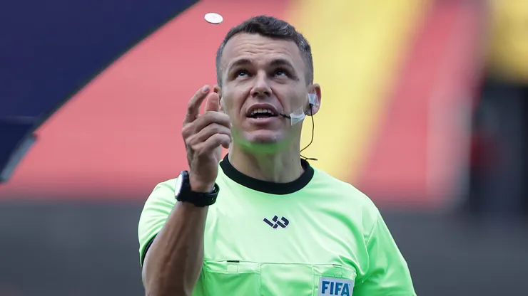 PE - RECIFE - 16/03/2025 - PERNAMBUCANO 2025, MAGUARY X RETRO - O arbitro Paulo Cesar Zanovelli da Silva durante partida entre MAGUARY e Retro no estadio Ilha do Retiro pelo campeonato Pernambucano 2025. Foto: Rafael Vieira/AGIF