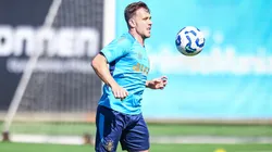 Arthur já treina com o elenco do Grêmio.