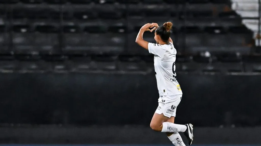 Carol Baiana celebra gol do Santos na final do Brasileiro A2