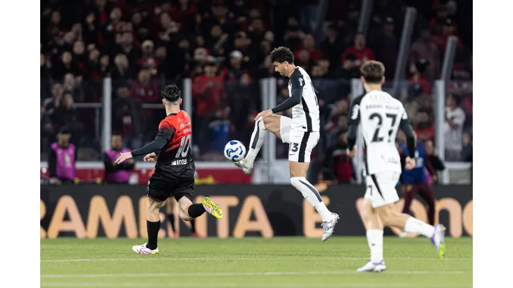 Corinthians tem 56% de aproveitamento no sintético da Arena da Baixada; em outros estádios índice despenca. Foto: Paulo De Tarso/AGIF