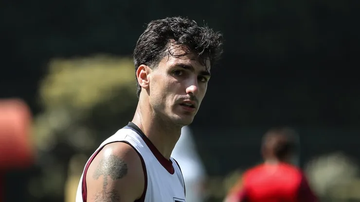 Dinenno durante treino no CT da Barra Funda