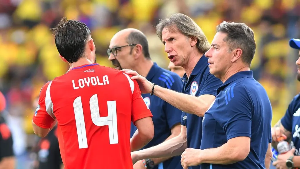Foto: Gabriel Aponte/Getty Images – Felipe Loyola recebendo instrução do técnico Ricardo Gareca durante jogo da Seleção do Chile.