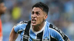 Cristian Pavón comemorando gol durante jogo do Campeonato Gaúcho.