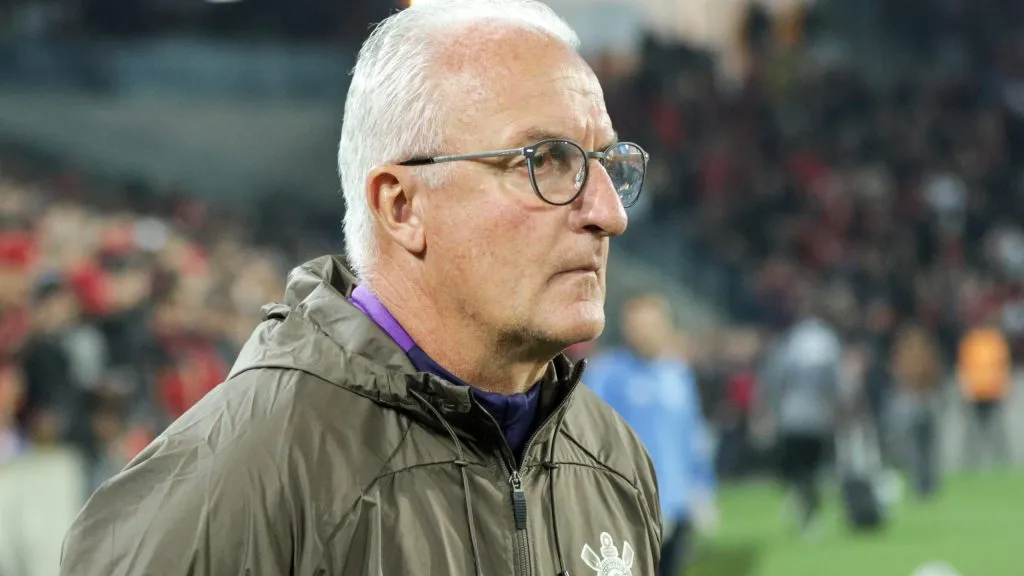 Dorival Júnior está com os olhos atentos sobre a formação de Gui Negão -Foto: Robson Mafra/AGIF