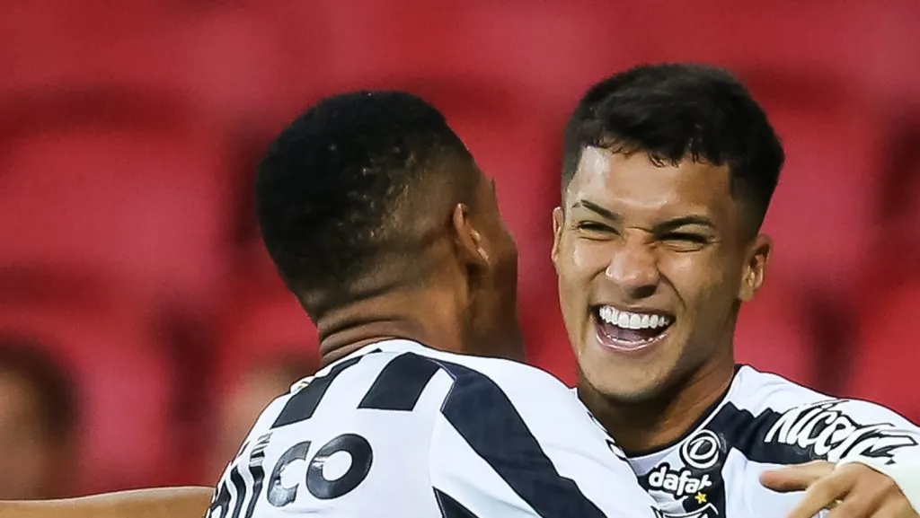 Foto: Pedro H. Tesch/AGIF – Atacante comemorando gol pelo Santos.