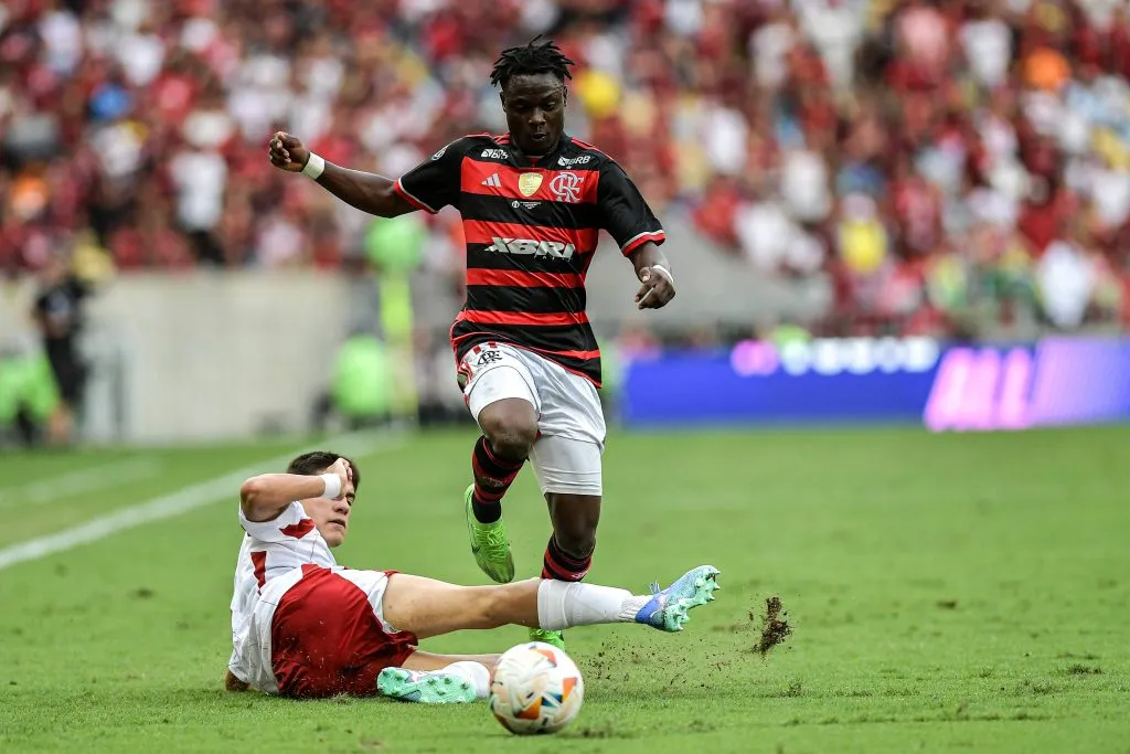 Shola, jogador do Flamengo, disputa lance com Liatsikouras jogador do Olimpyacos durante partida no estadio Maracana pelo campeonato [COMPETICAO]. Foto: Thiago Ribeiro/AGIF