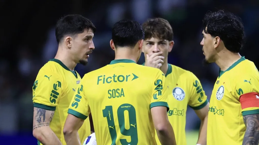 Foto: Marcello Zambrana/AGIF – Giay ao lado de Sosa, Piquerez e Maurício durante jogo do Palestra contra o Sport.