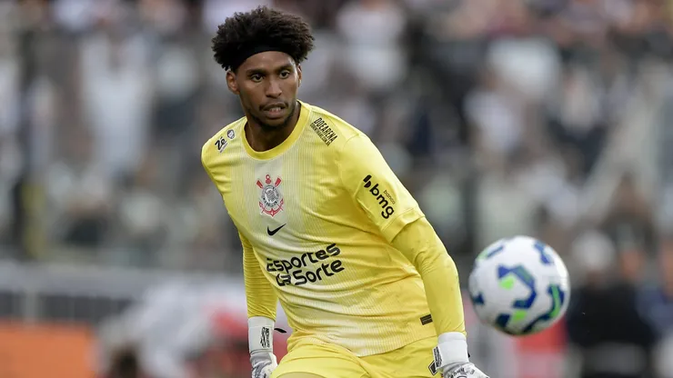 Hugo Souza falou sobre o clássico contra o Palmeiras. Foto: Thiago Ribeiro/AGIF