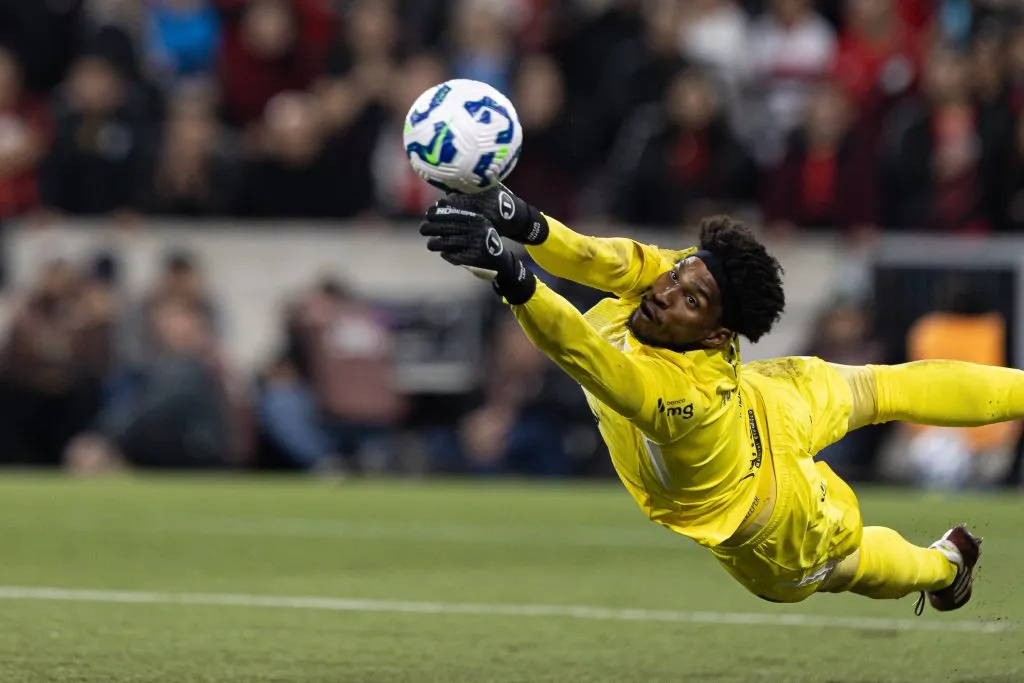 Hugo Souza em ação pelo Corinthians na partida contra o Athletico-PR, pela Copa do Brasil. Foto: Paulo De Tarso/AGIF